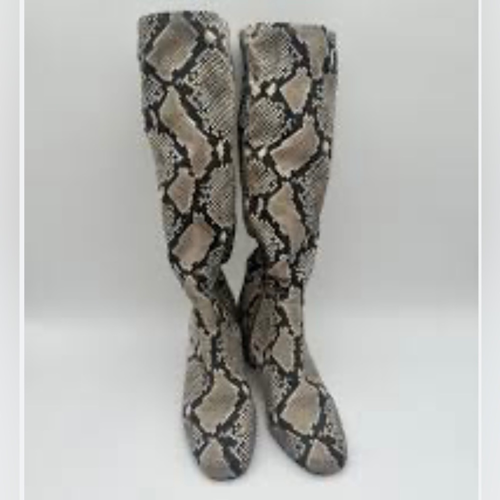 Steve Madden like new 18” knee high boot.